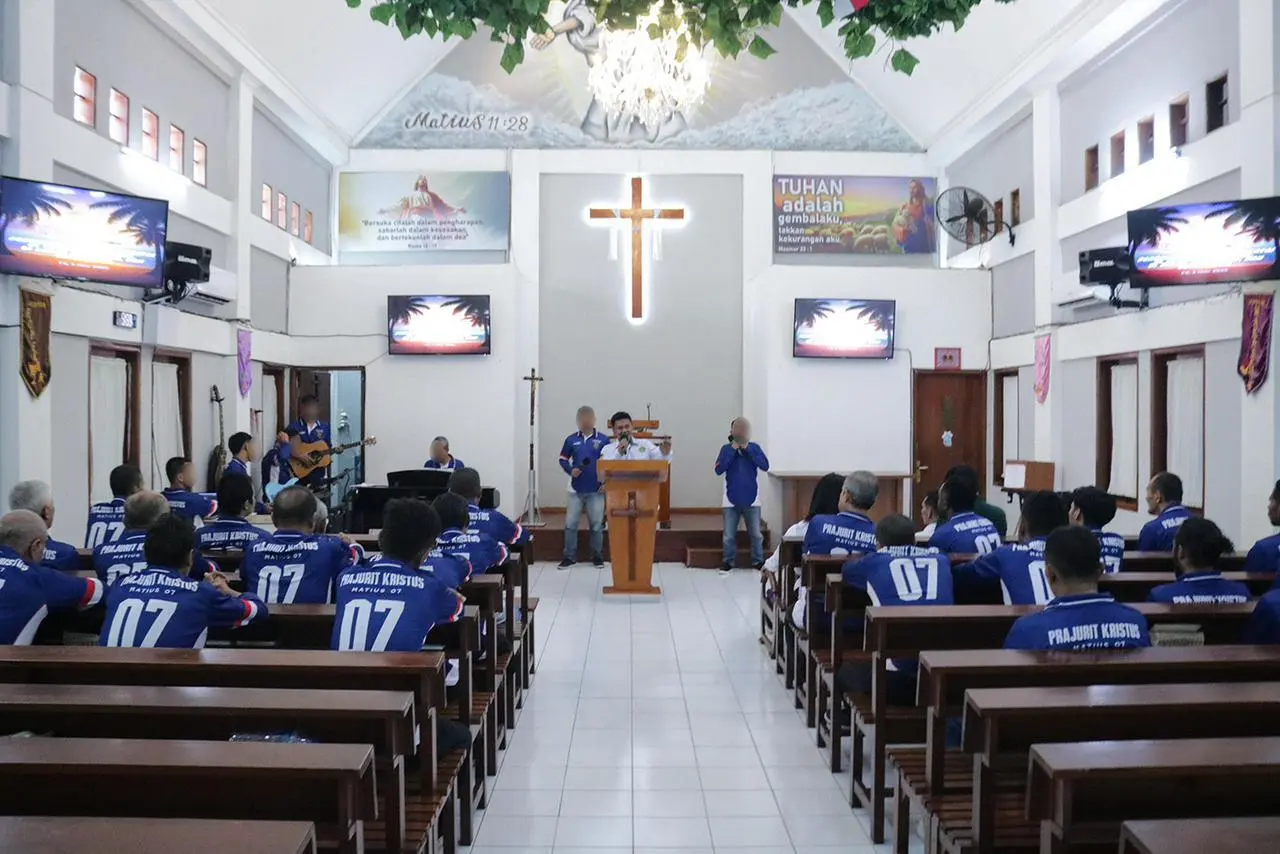 Ibadah Rutin di Lapas Cibinong: Pendeta Sugiat Ajak Warga Binaan Hidup dengan Kekuatan dan Kasih Tuhan