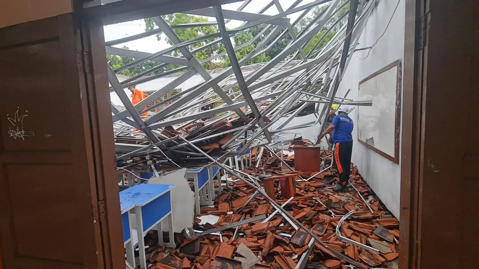 Atap SMK Negeri 1 Gunung Putri Ambruk Dihantam Hujan Deras, Siswa Panik Berhamburan