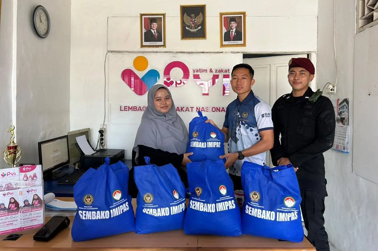 Lapas Cibinong Gelar “Jumat Berkah”, Bagikan Sembako untuk Warga Dhuafa Sekitar