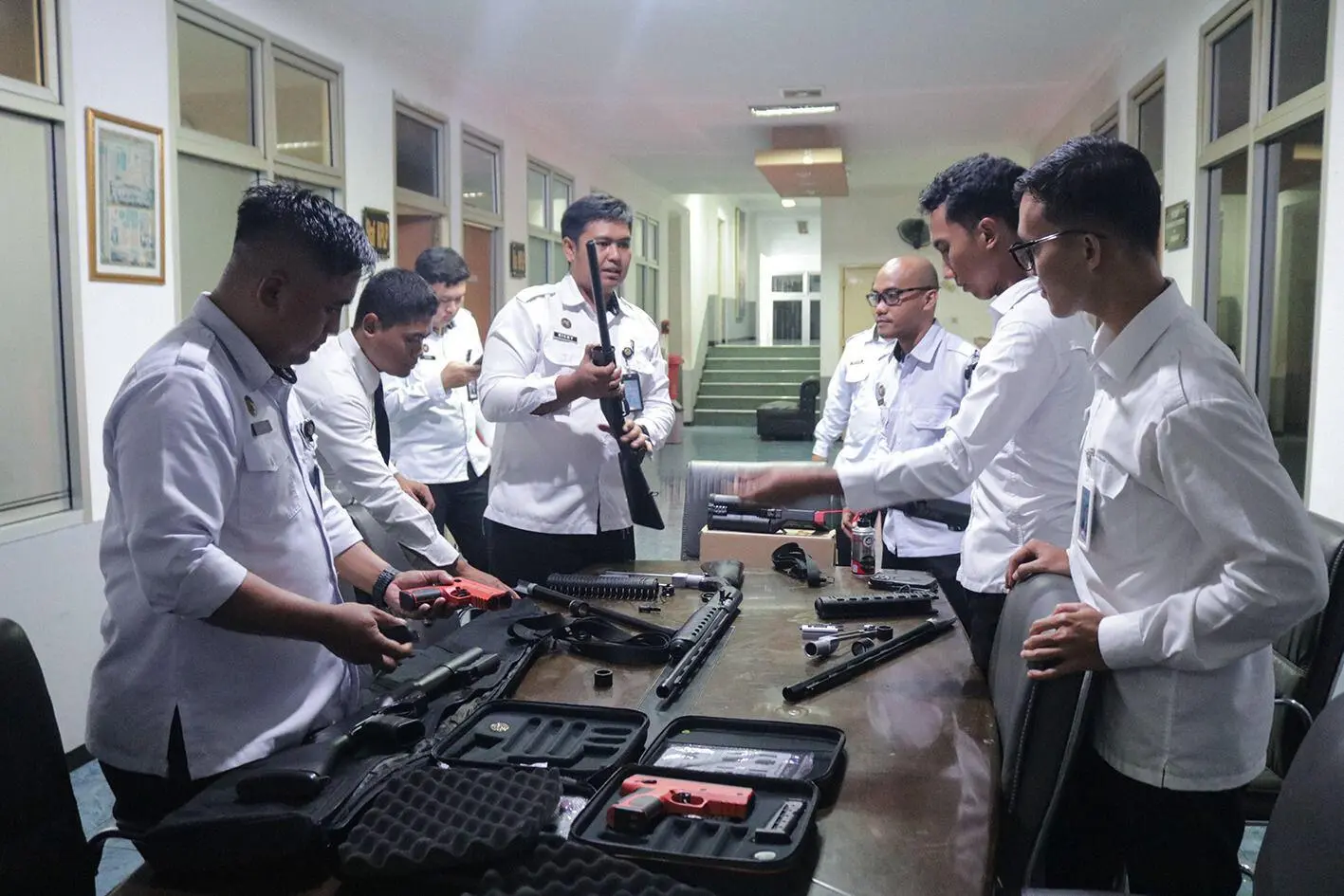 Lapas Cibinong Lakukan Perawatan Rutin Senjata Api Demi Jaga Kesiapsiagaan dan Keamanan