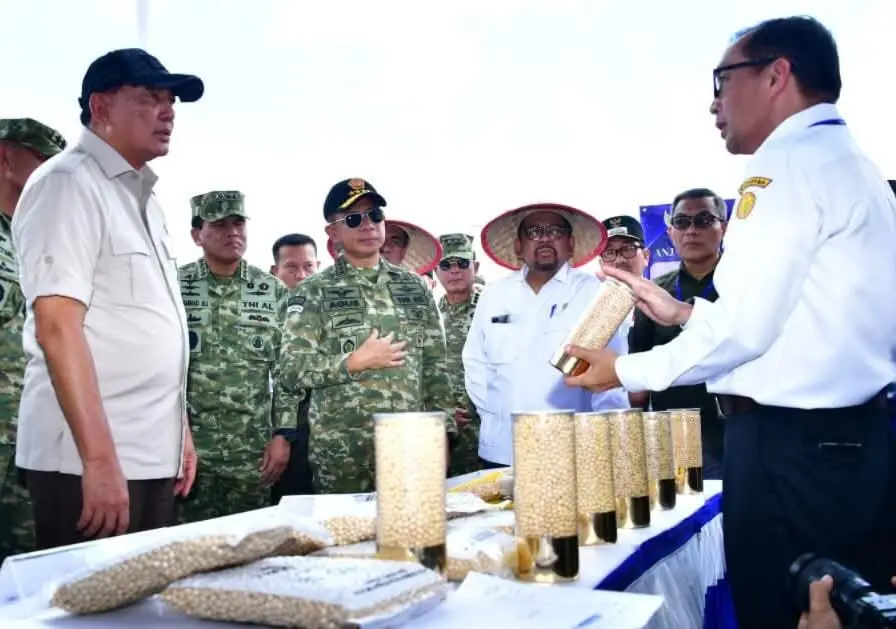 Panglima TNI Dampingi Menhan RI Tinjau Panen Kedelai Garuda Merah Putih di Lampung Utara