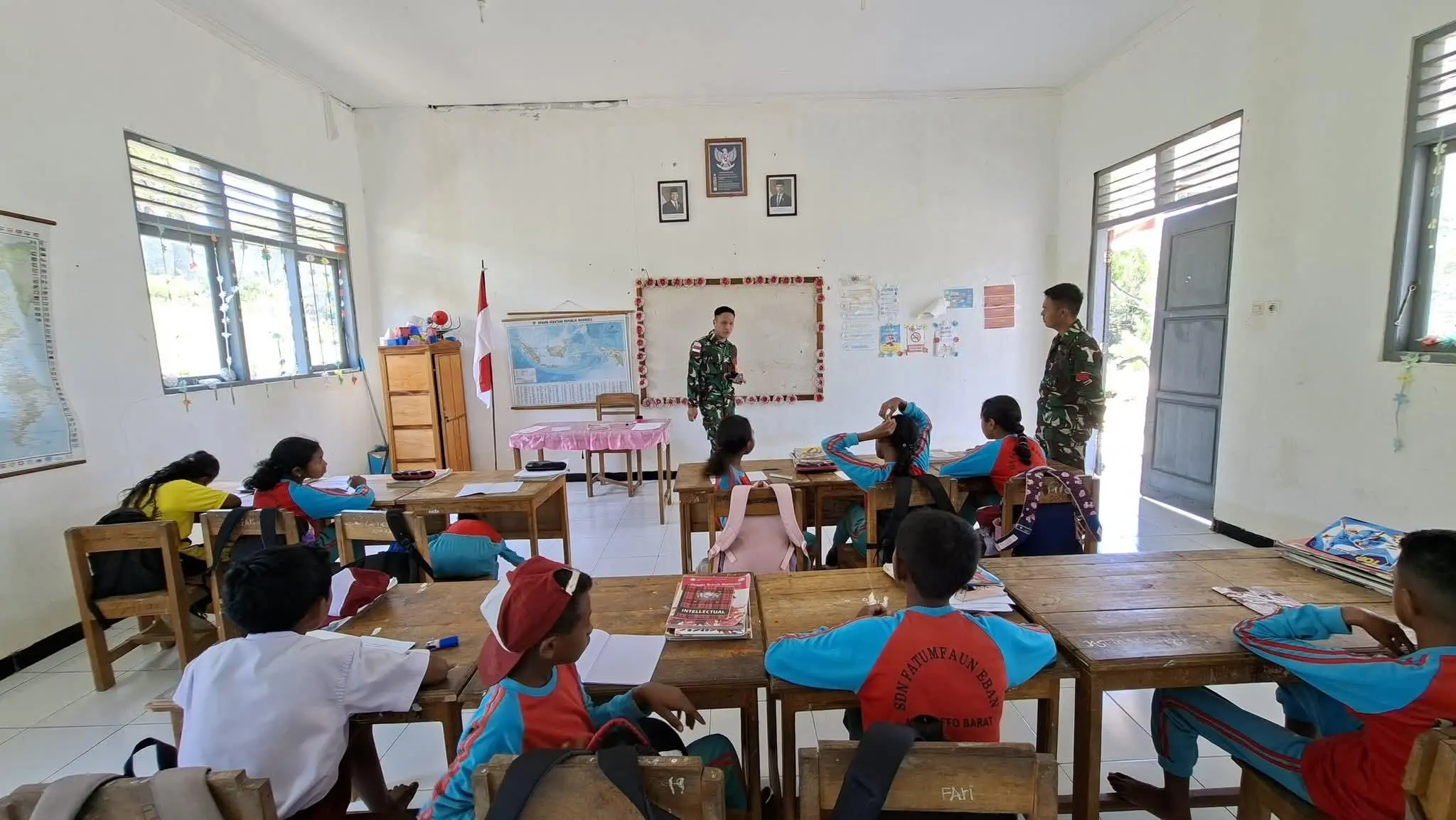 Ajarkan Bahasa Inggris, Satgas Pamtas Yonarhanud 2 Kostrad Tingkatkan Ilmu Anak Perbatasan