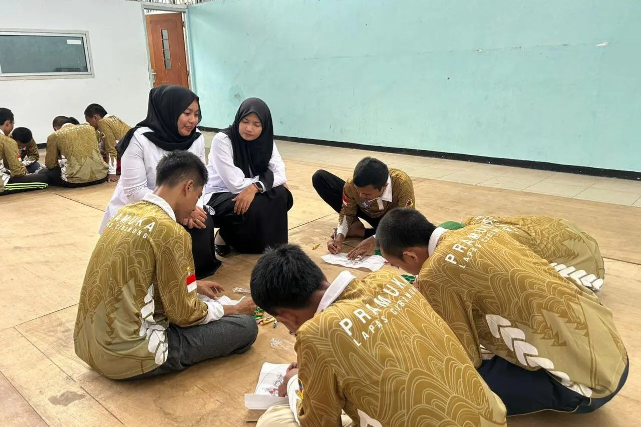 Kreatif dan Edukatif, Warga Binaan Lapas Cibinong Melukis Kipas Tangan dalam Kegiatan Pramuka