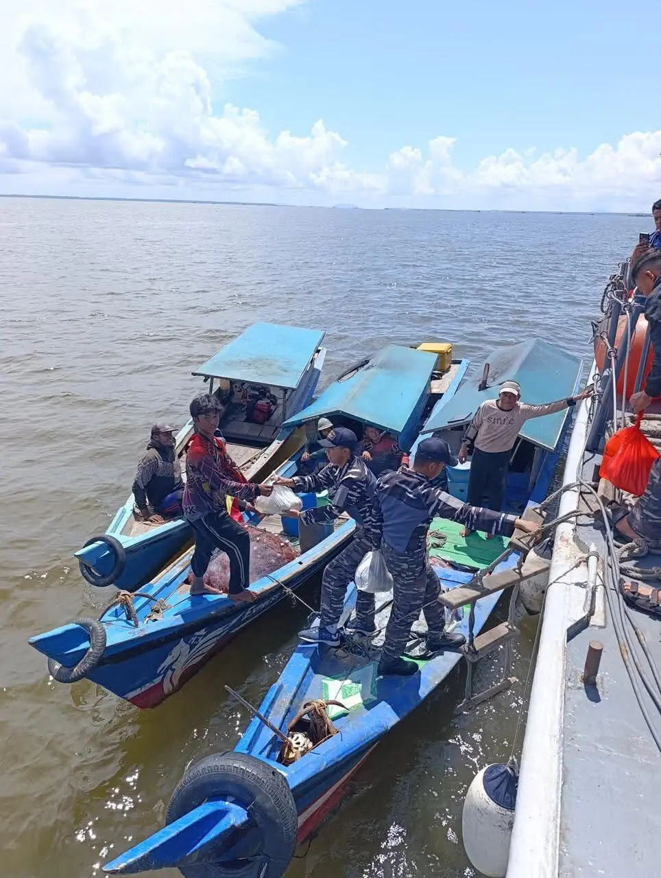 TNI AL Turun Langsung ke Laut Kalbar, Salurkan Bantuan Sembako untuk Nelayan