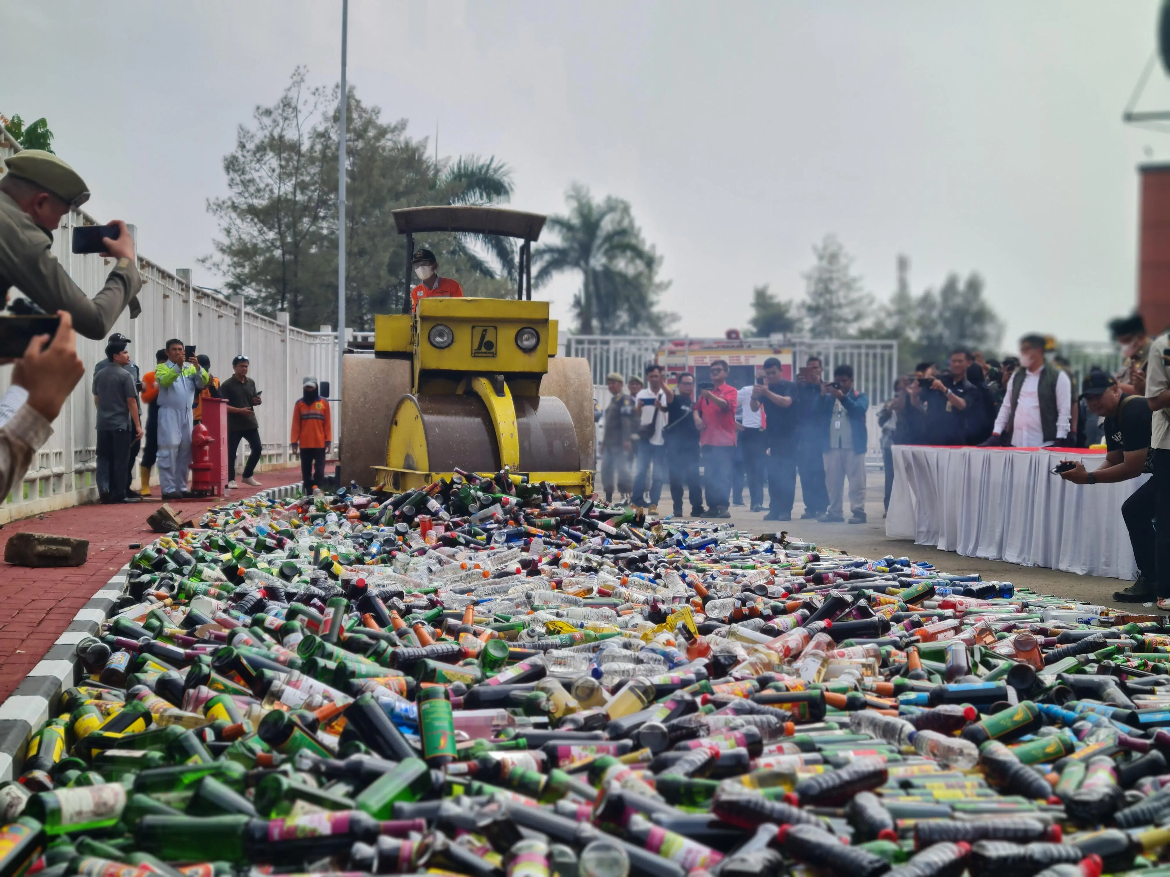Satpol PP dan Bea Cukai Bogor Musnahkan 1,8 Juta Batang Rokok Ilegal dan 13 Ribu Botol Miras