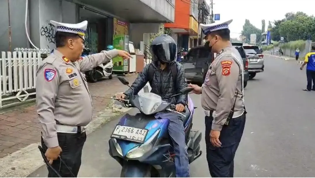Baru Dapat Aduan Warga, Polisi Langsung Gerak Cepat, Pengendara Lawan Arus di Siliwangi Dibuat Putar Balik