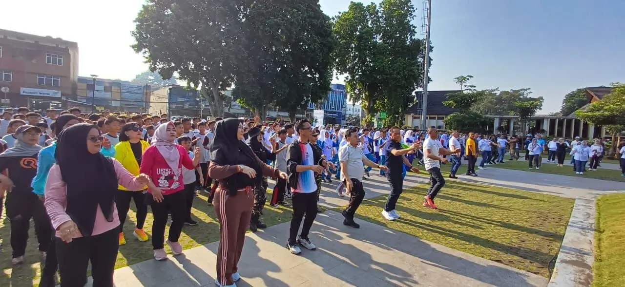 PWI Kota Bogor Bikin Heboh Alun-alun, Menteri LH Turun Langsung Ikuti Senam Sehat