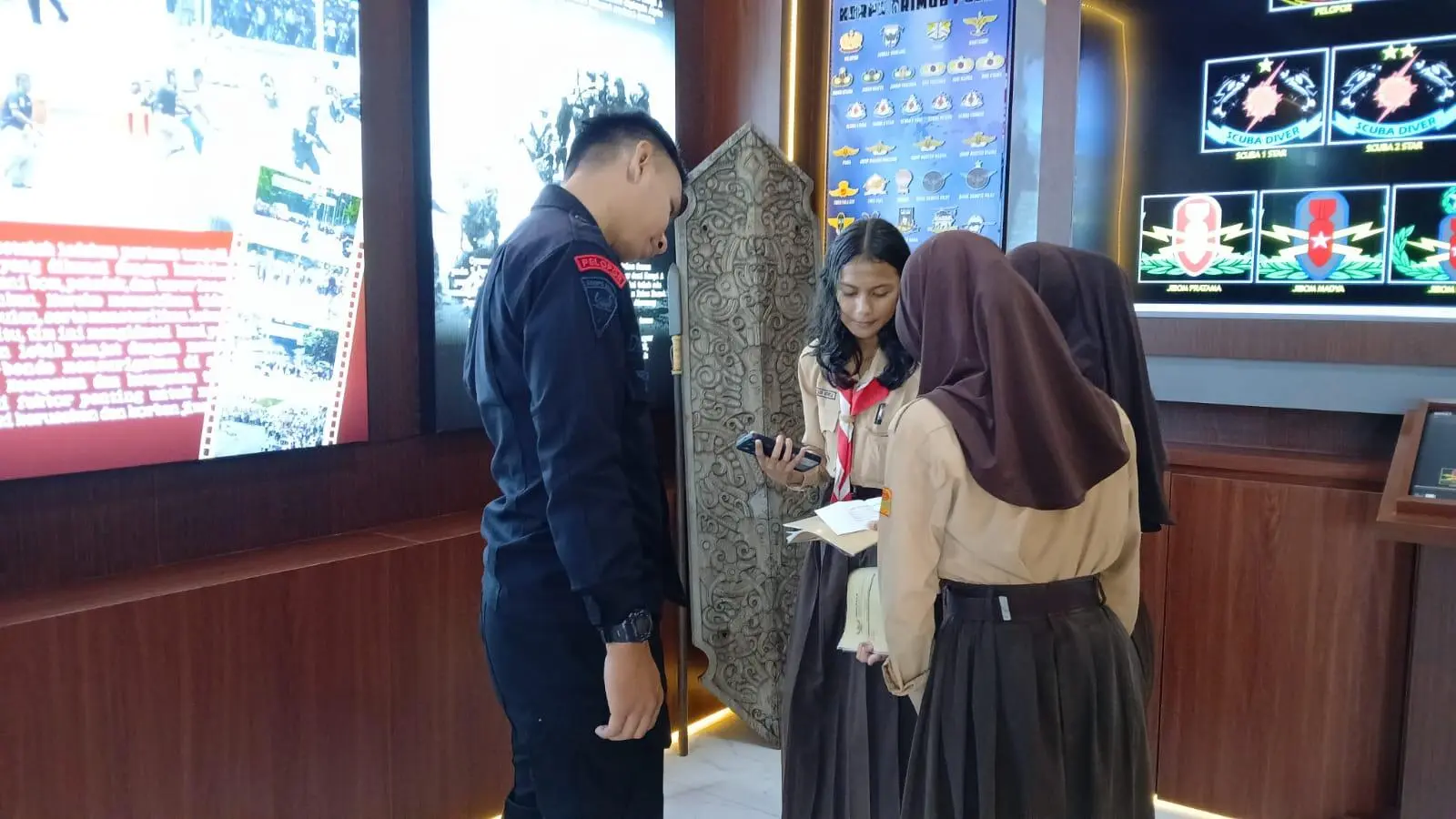 Siswa SMPN 1 Gunung Putri Ikuti Pembelajaran di Luar Kelas, Kunjungi Museum Juang Brimob Cikeas