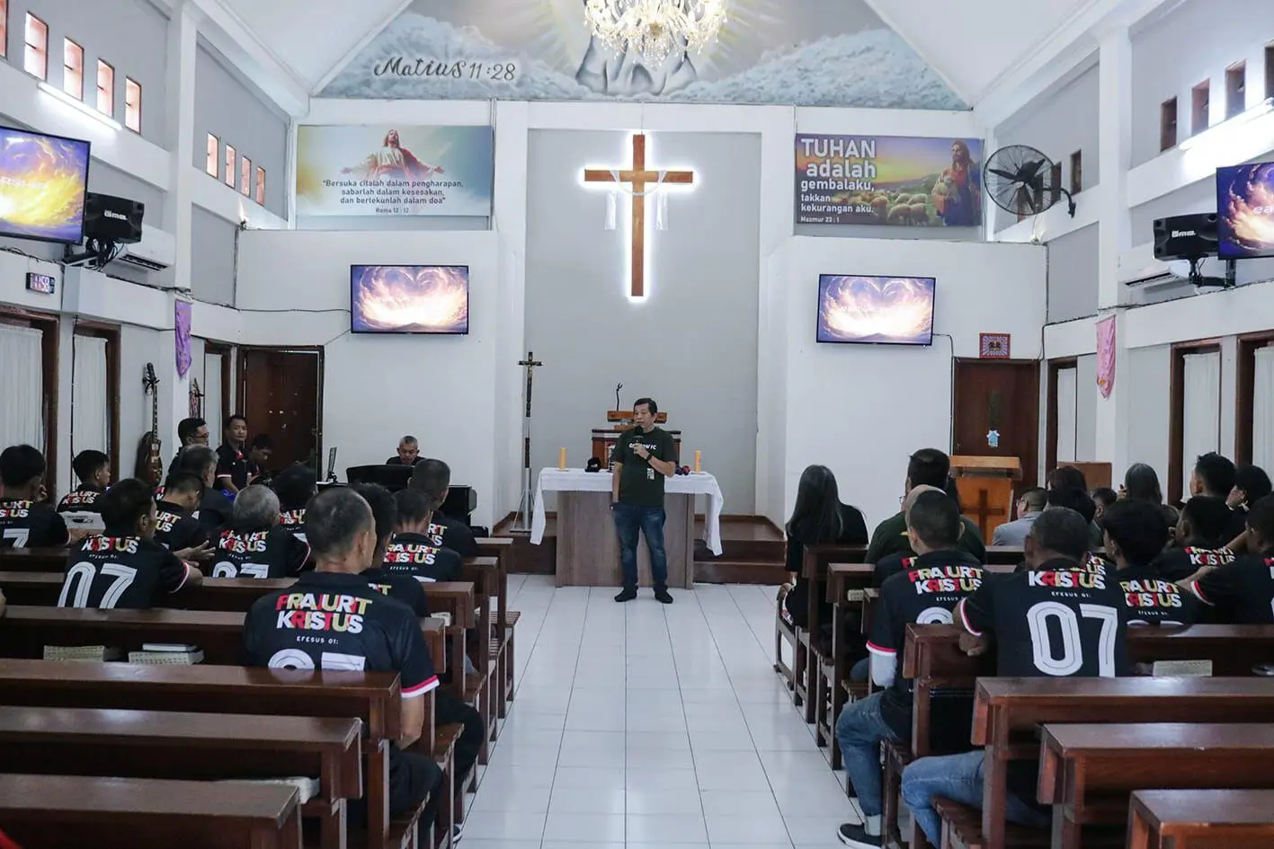 Berkah Ibadah Rohani di Lapas Cibinong: Warga Binaan Dapat Alkitab dan Perlengkapan Mandi