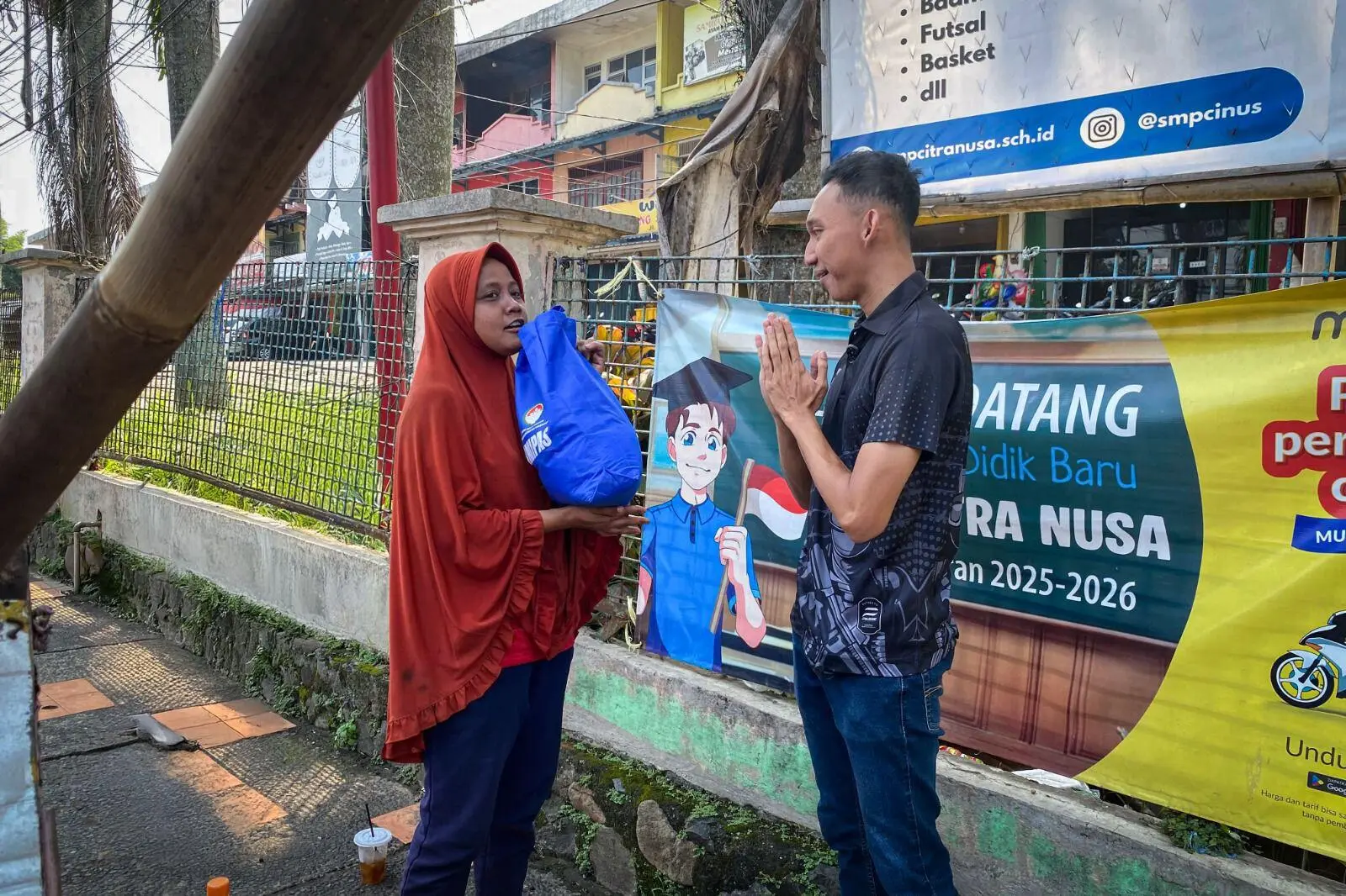 Lapas Cibinong Bagikan Puluhan Paket Sembako untuk Warga Sekitar