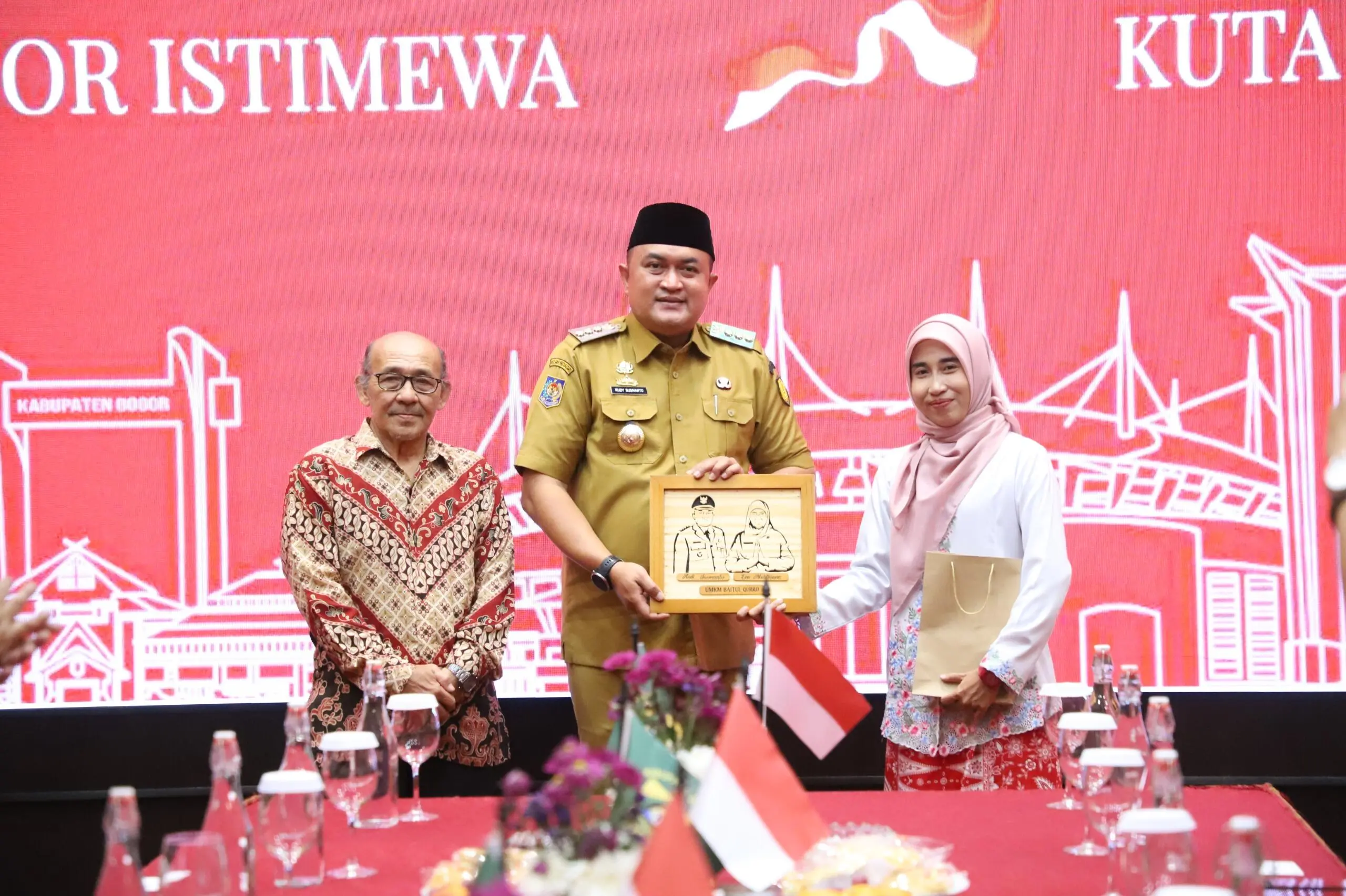 Bupati Bogor Beri Hadiah Umroh untuk Tokoh Peduli Pendidikan dan Anak Yatim