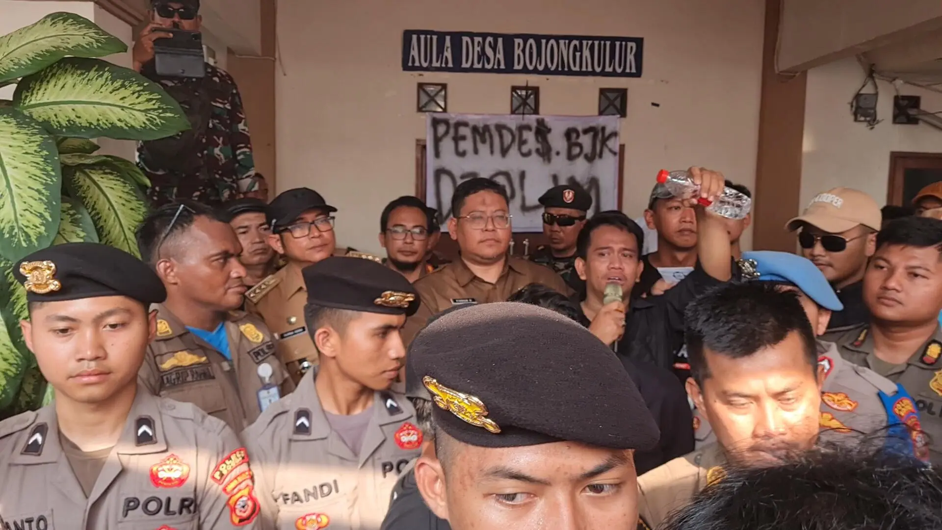 Kades Bojong Kulur Siap Legowo Ikuti Keputusan Bupati, Warga Sebut Aksi Damai Berhasil