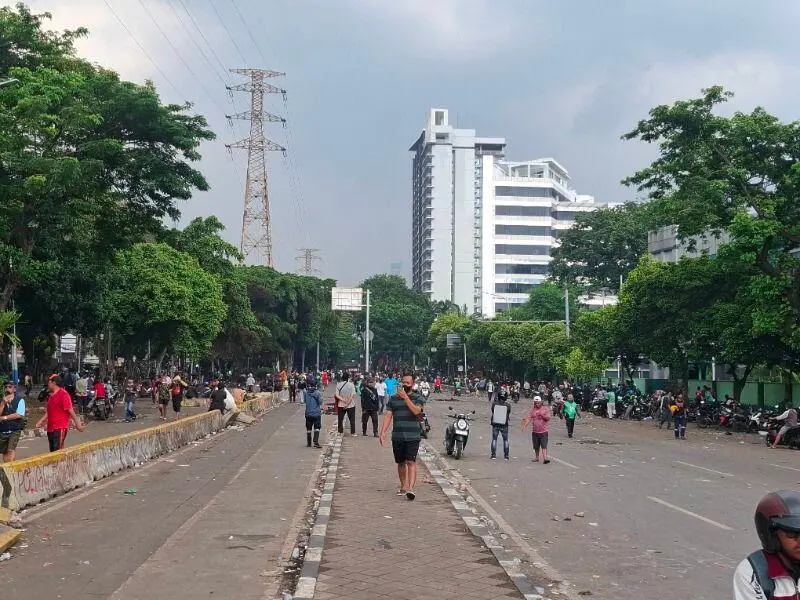 Jalan Kwitang Masih Ditutup Imbas Demo Ojol Tuntut Keadilan di Mako Brimob