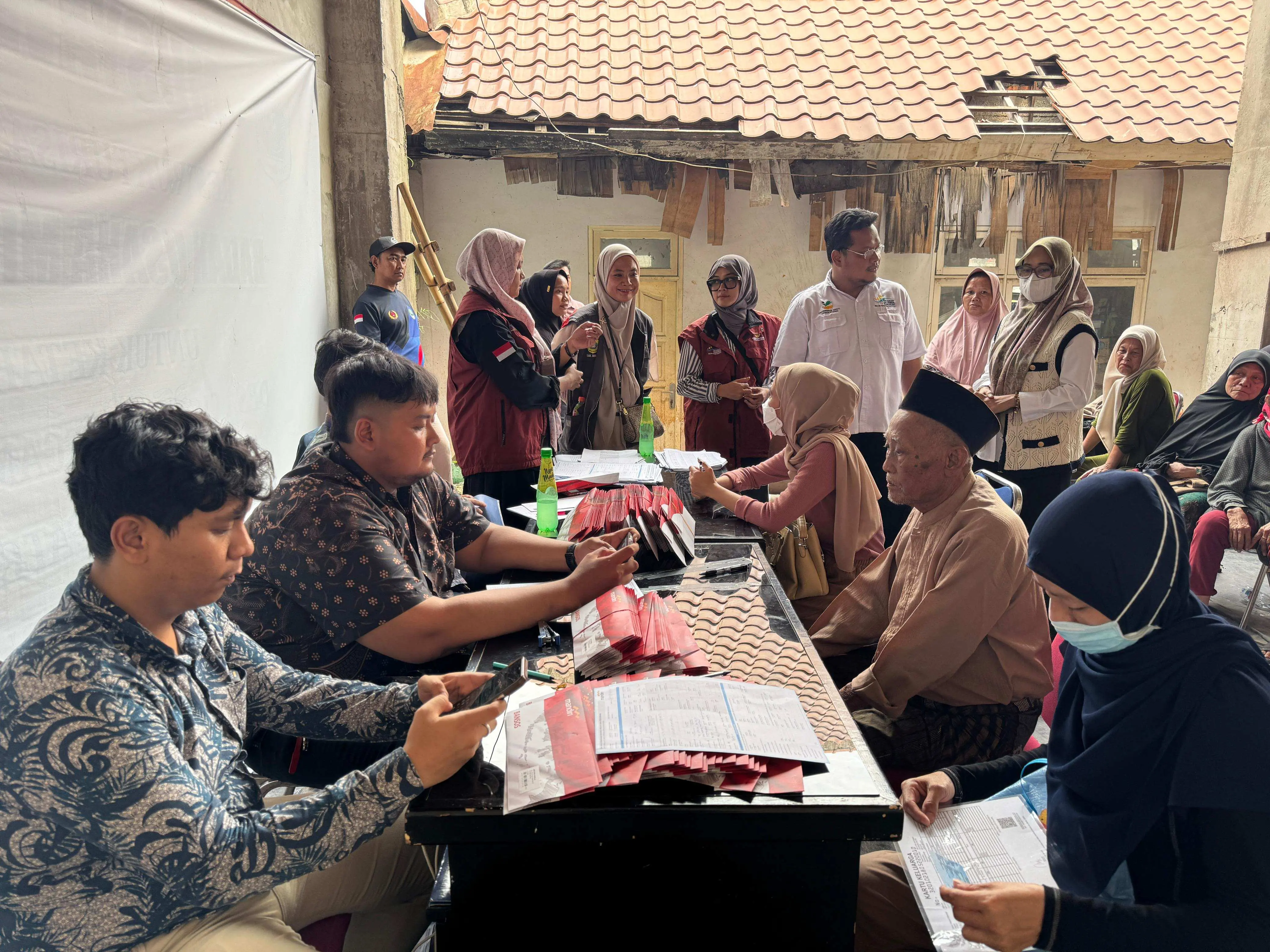 216 Keluarga di Kecamatan Gunung Putri Terima Kartu Keluarga Sejahtera dari Bank Mandiri