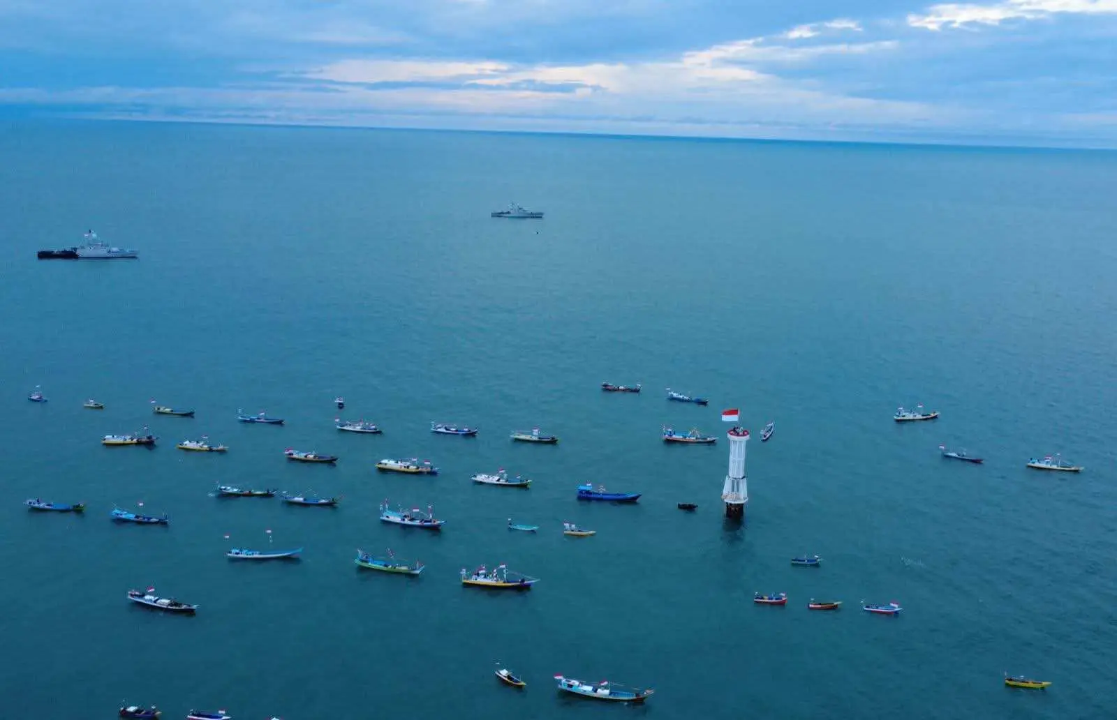 TNI AL Kibarkan Bendera Merah Putih Di Karang Unarang
