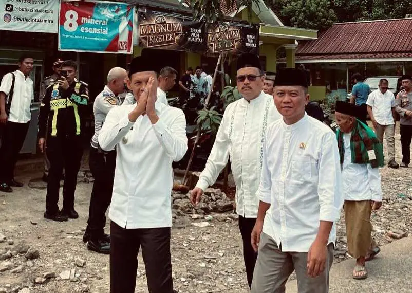 Wakil Bupati Bogor Jaro Ade Beri Sumbangan dan Hadiah Umroh Saat Jumat Keliling di Desa Singajaya, Jonggol