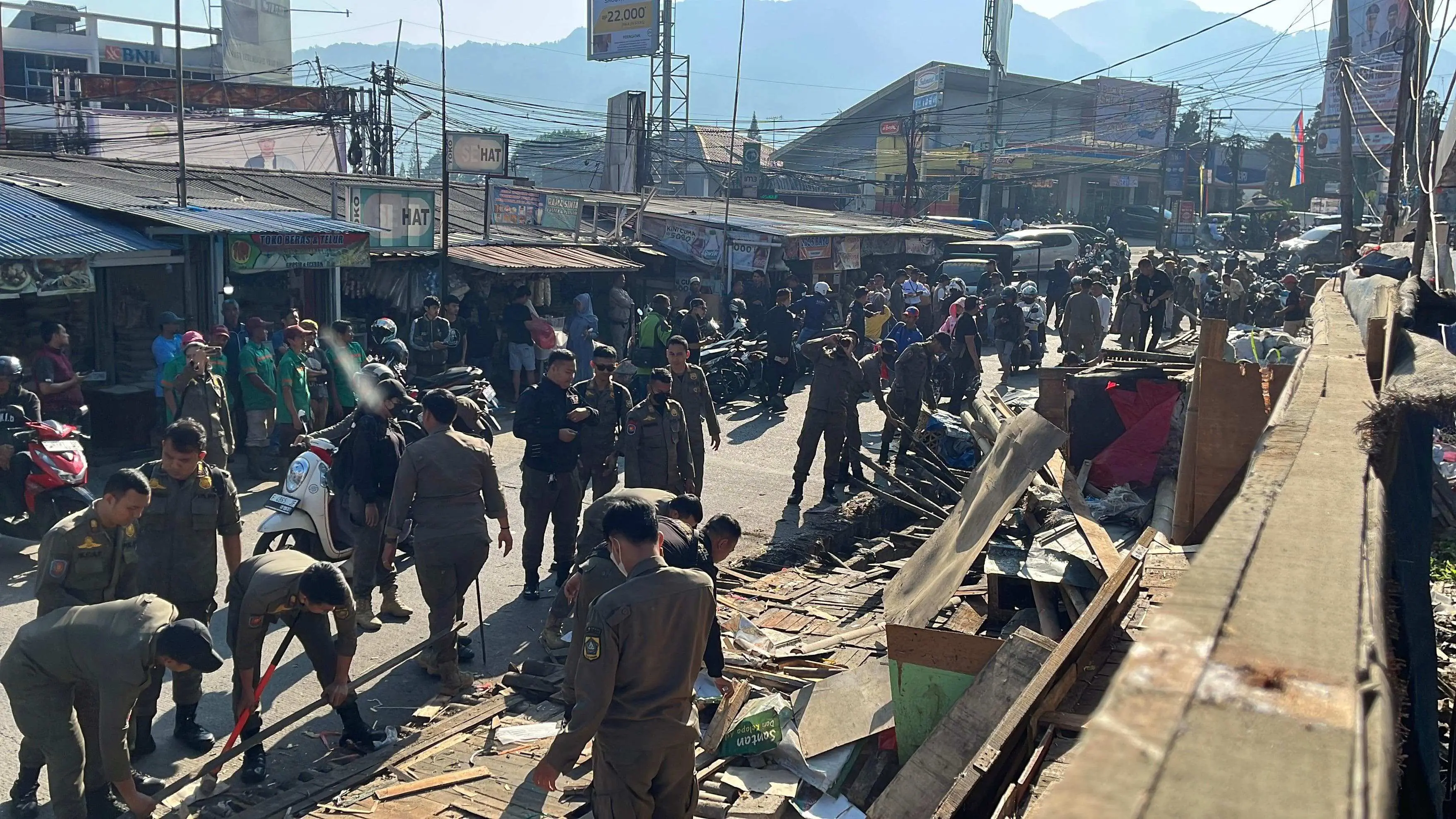 Penertiban PKL dan Lapak Liar di Pasar Cisarua Bogor Berjalan Kondusif, 130 Pedagang Ditertibkan