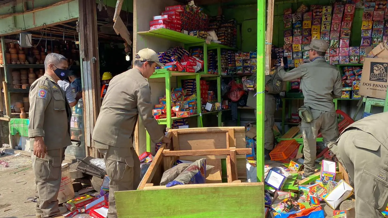 Satpol PP Tertibkan 115 Lapak PKL di Flyover Cileungsi, 16 Dibongkar Paksa