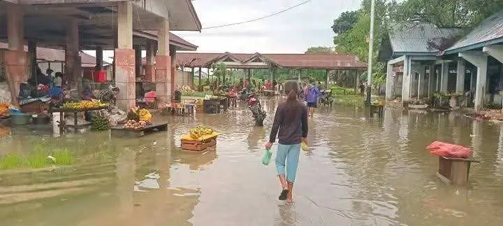 Pasar Larat Terendam Banjir, Warga Tuntut Penataan Drainase Jadi Prioritas