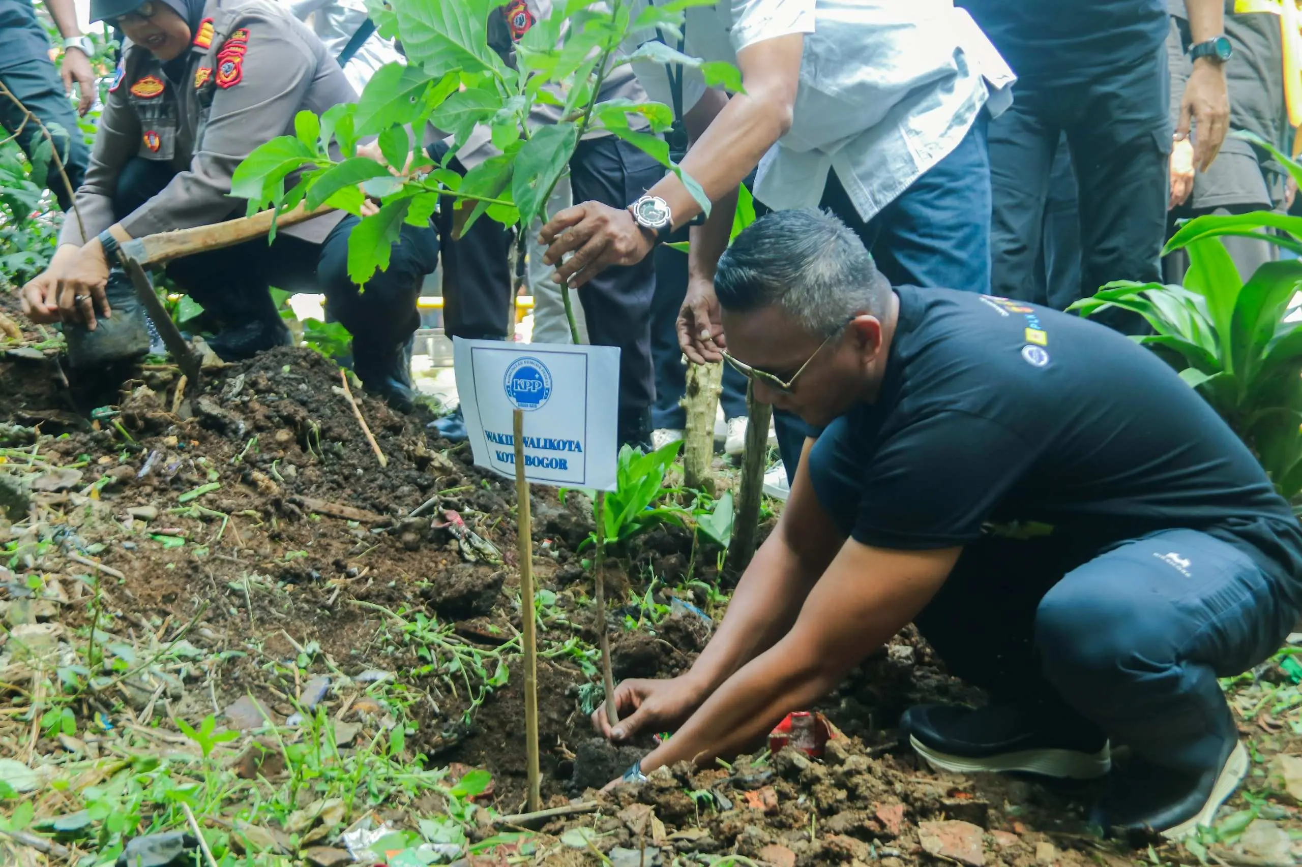 Jenal Mutaqin Ajak Warga Tanam Pohon di Bantaran Sungai Cisadane