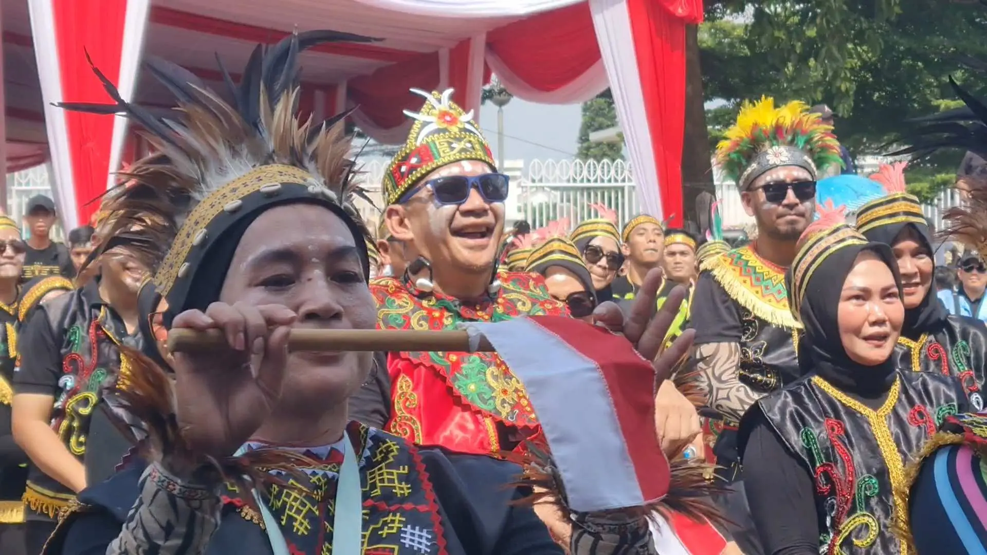 Ketua KORMI Kabupaten Bogor Rike Iskandar Tampil Memukau dengan Baju Adat Timur di Helaran Budaya HJB ke-543