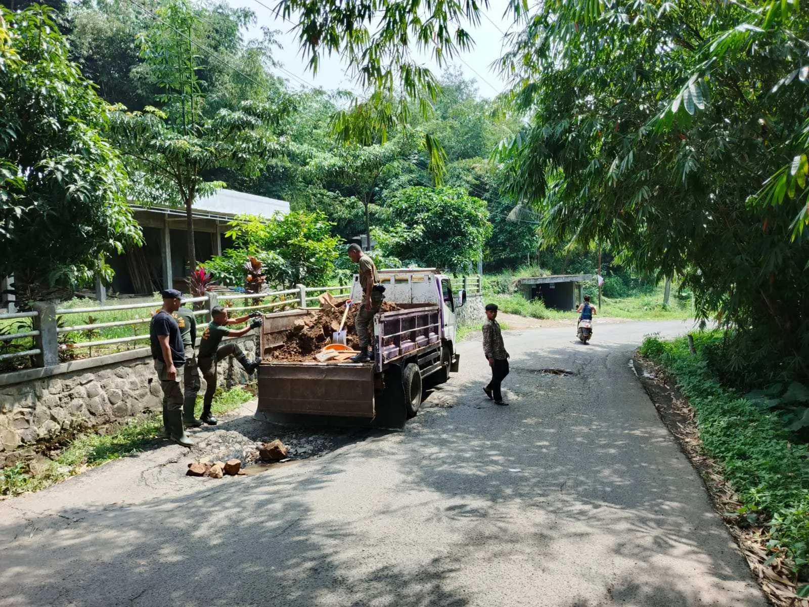 Satpol PP Sukamakmur Tambal Jalan Rusak, Dukung Program Kamis Manis