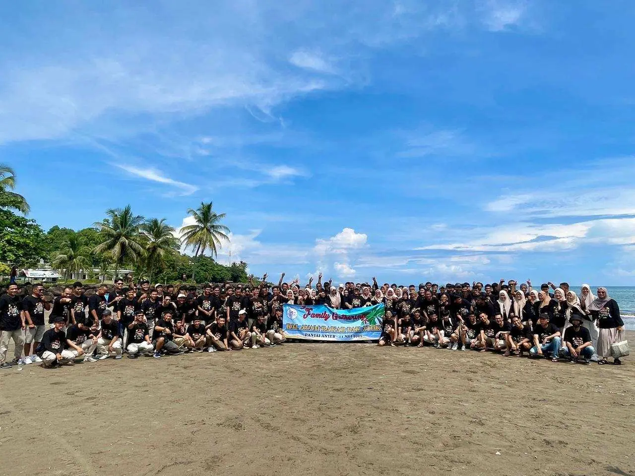 RM Ayam Bakar Pak Atok Ajak 250 Karyawan dan Keluarga Liburan Bareng ke Anyer
