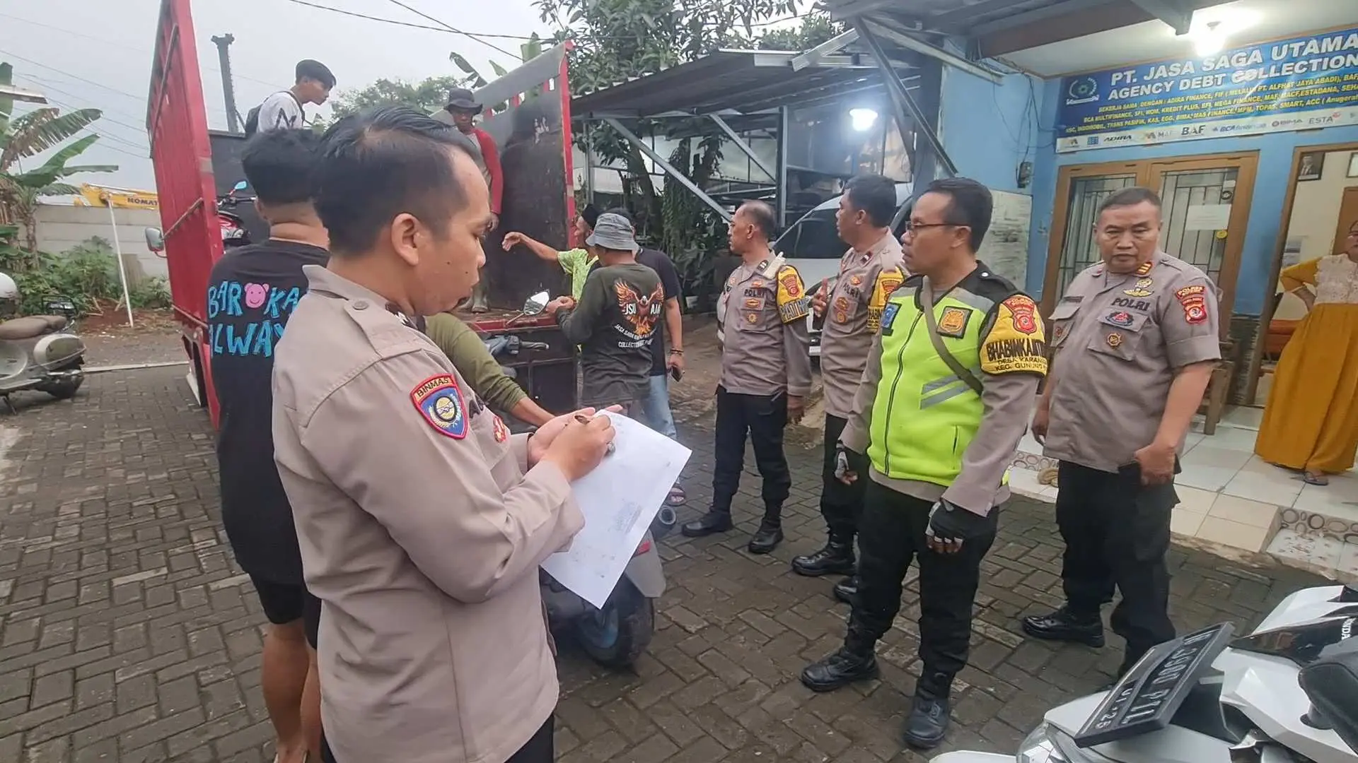 Polsek Gunung Putri Gerebek Kantor Debt Collector di Griya Bukit Jaya, Puluhan Motor Diamankan