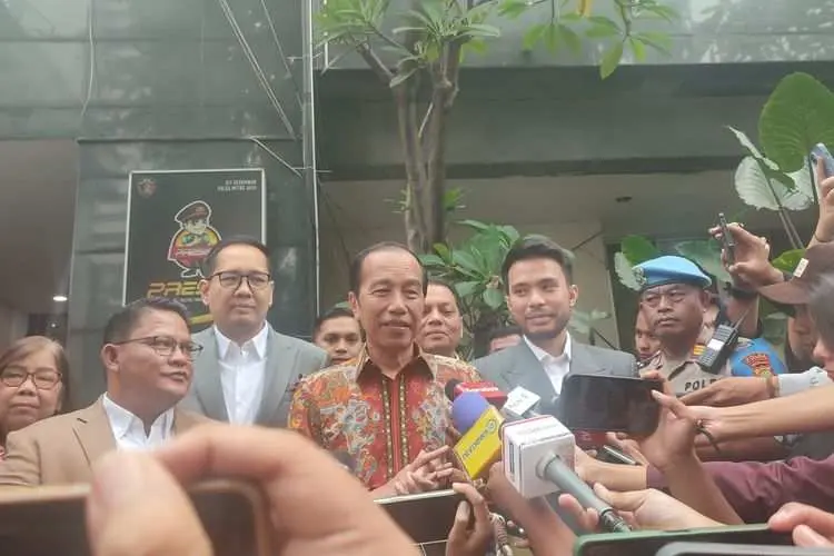 Jokowi Laporkan Tudingan Ijazah Palsu ke Polda Metro Jaya, Tunjukkan Bukti Asli dari SD hingga UGM