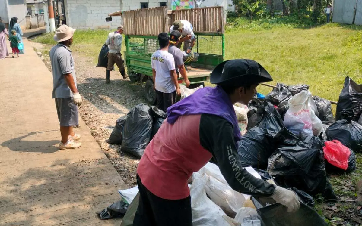 KRL RW 07 Beserta Warga Lewikaret Gelar Aksi Bersih-Bersih di Kampung Rawa Gadamin