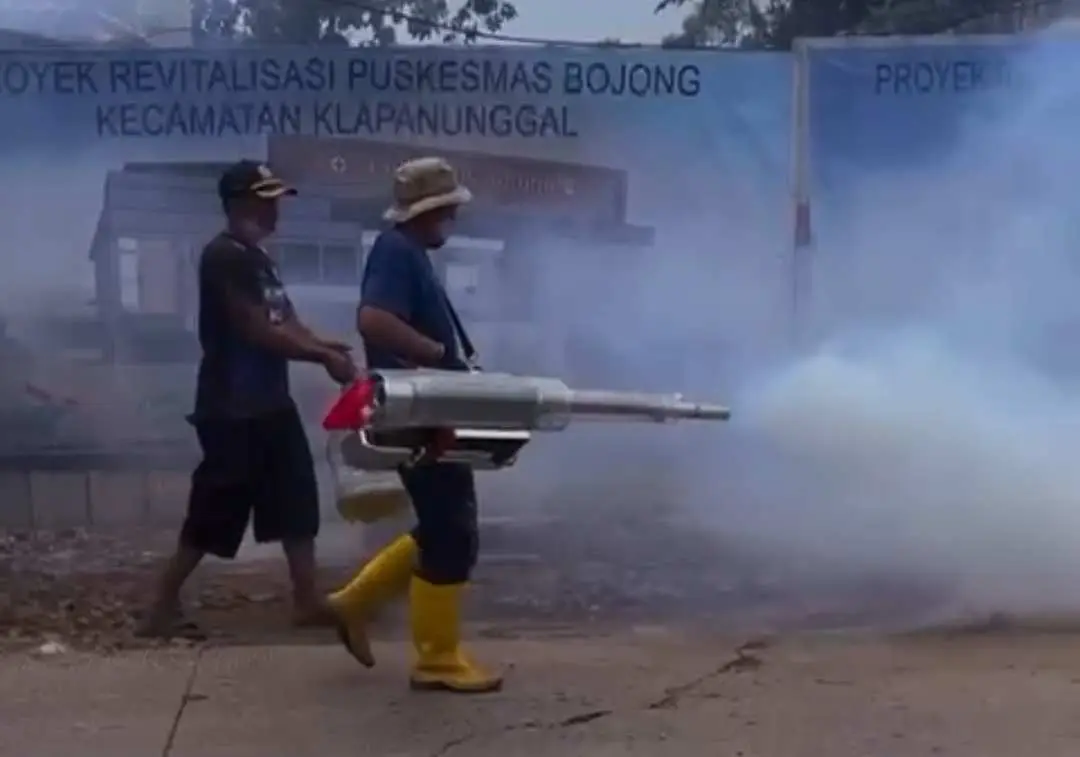 Cegah DBD, Kades Bojong Lakukan Fogging Mandiri di Area Kantor Desa
