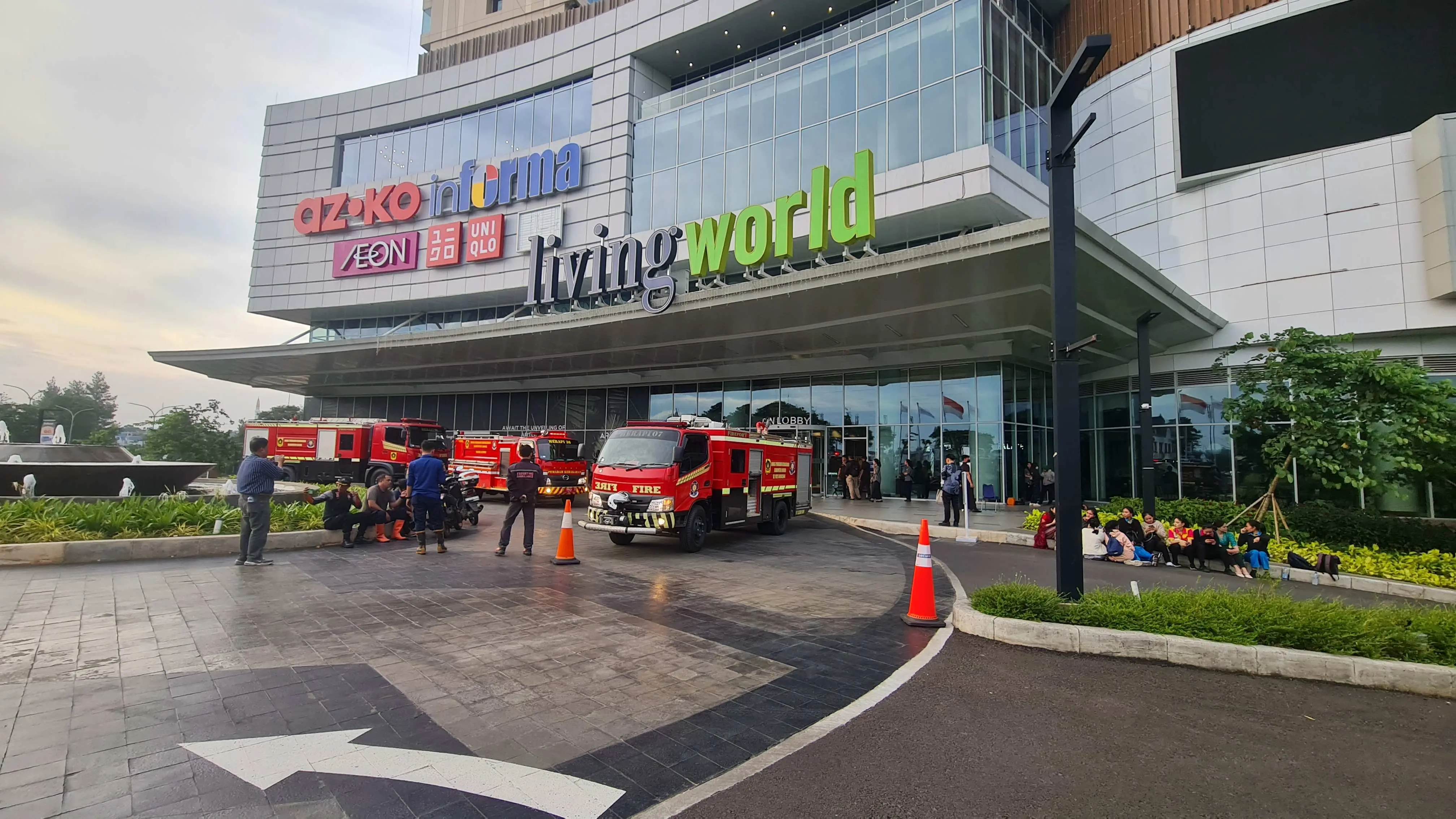 Mall Living World Kota Wisata Terbakar, Api Diduga dari Restoran Lantai 3
