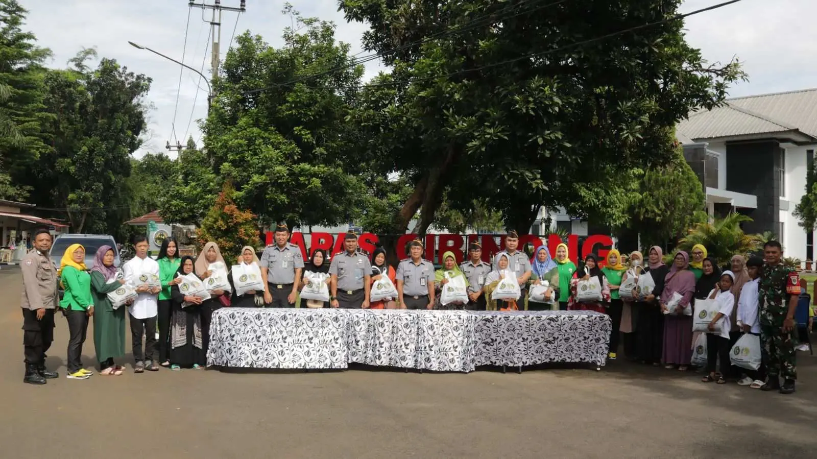 Sambut HBP ke-61, Lapas Cibinong Salurkan Bantuan Sosial untuk Keluarga Warga Binaan dan Masyarakat Sekitar