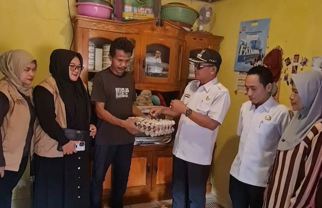 Camat Sukamakmur Sambangi Karina Putri, Balita Penderita Kanker Retina Asal Cihanjawar