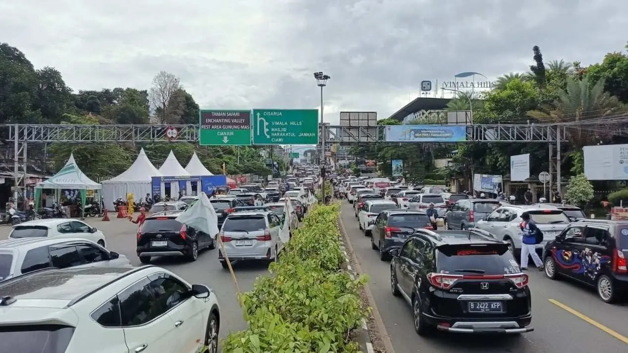 25 Ribu Kendaraan Memadati Puncak di H+2 Lebaran, Sistem One Way Diberlakukan