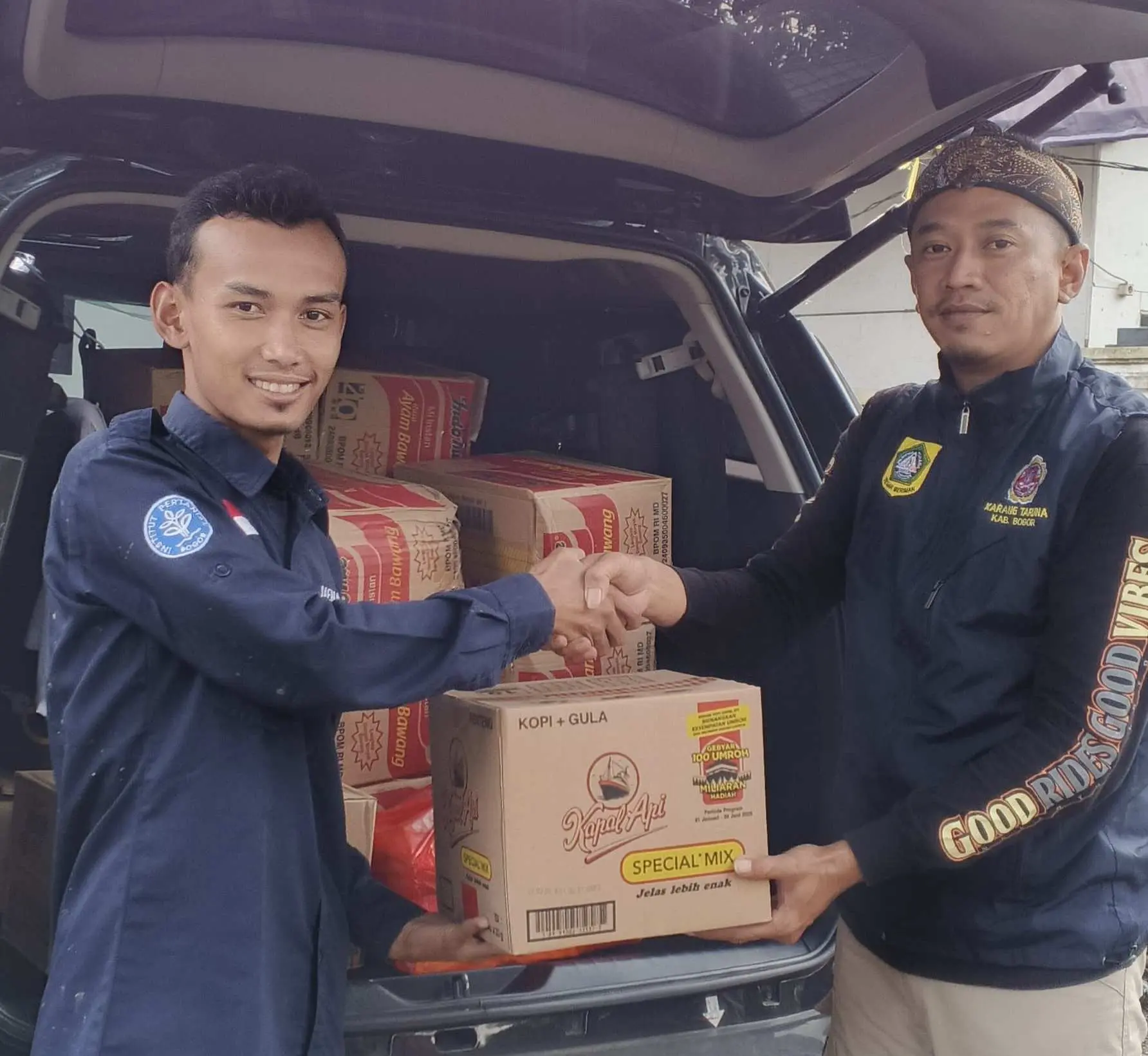 Karang Taruna Sukamakmur Beri Bantuan untuk Penyintas Pergeseran Tanah di Kampung Pamupukam