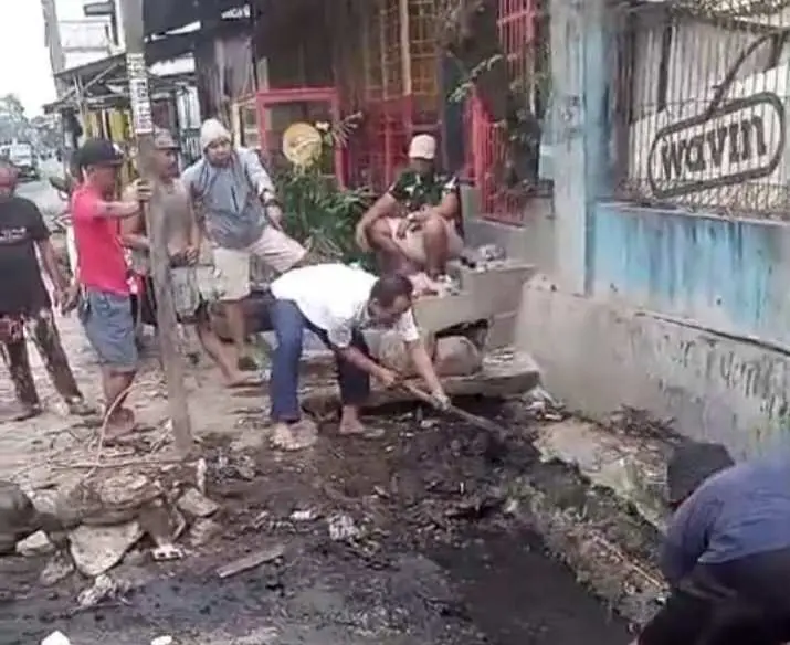 Semangat Gotong Royong: RW 10 Desa Cicadas Gelar Kerja Bakti Bersihkan Area Drynase