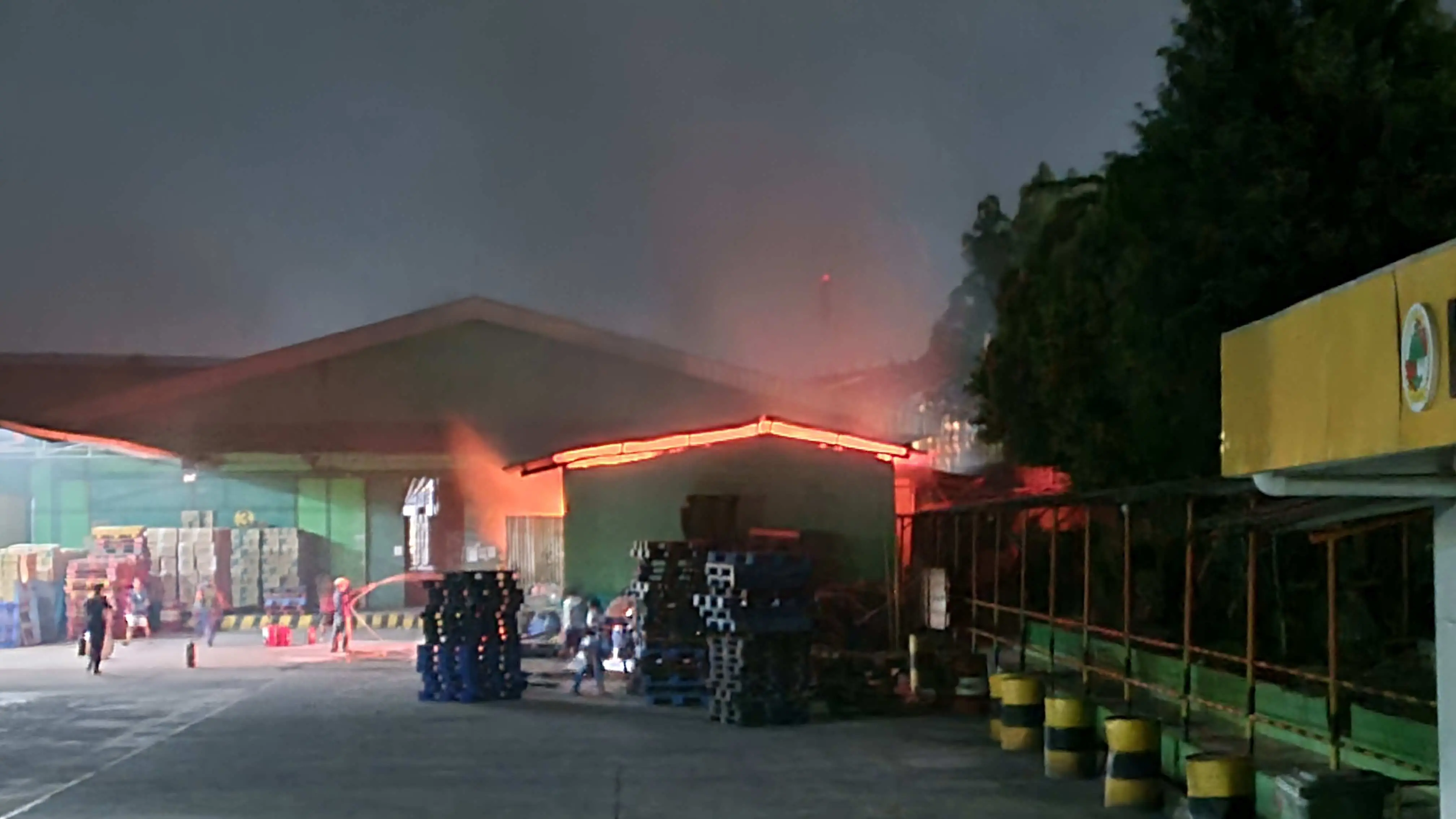 Kebakaran Hebat Landa Pabrik TARO di Gunung Putri, Bogor