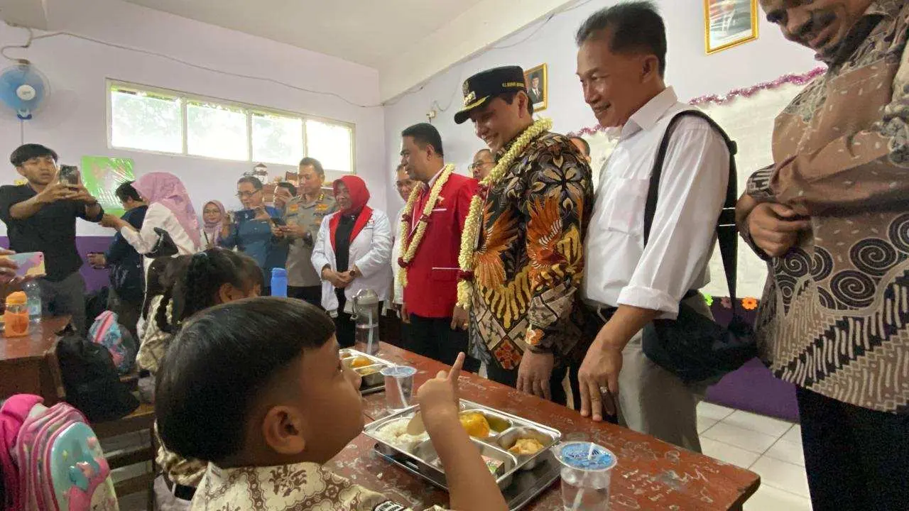 Pj Bupati Bogor Tinjau Program Makan Bergizi Gratis, Akui Belum Merata