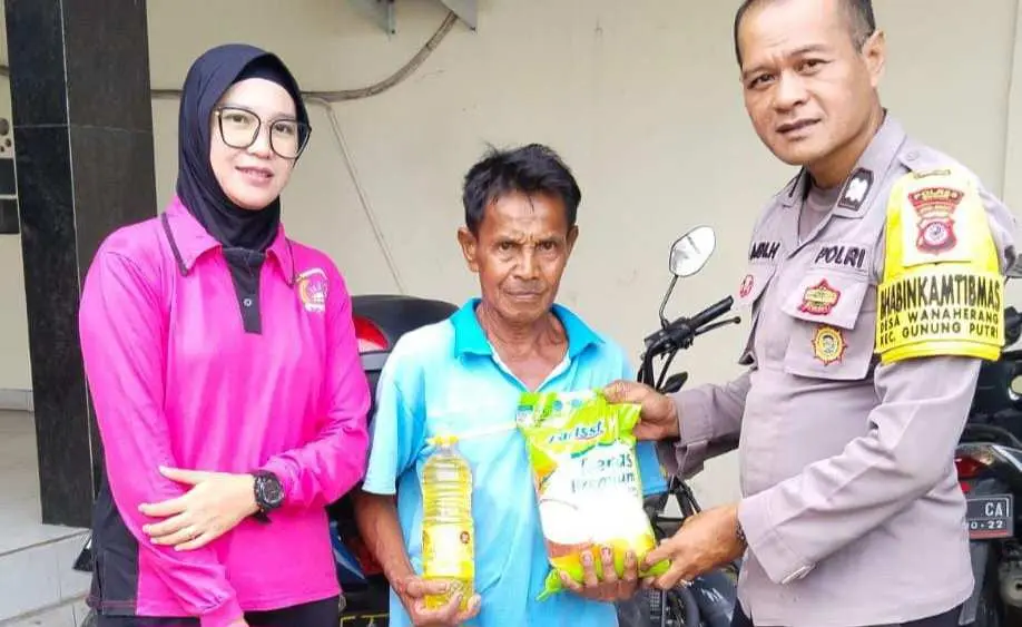 Jumat Berkah: Bhabinkamtibmas Desa Wanaherang Berikan Sembako kepada Warga