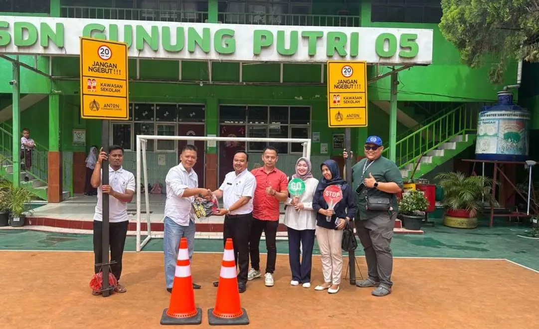 Anton Center Berikan Bantuan Rambu Lalu Lintas di SDN 05 Gunung Putri
