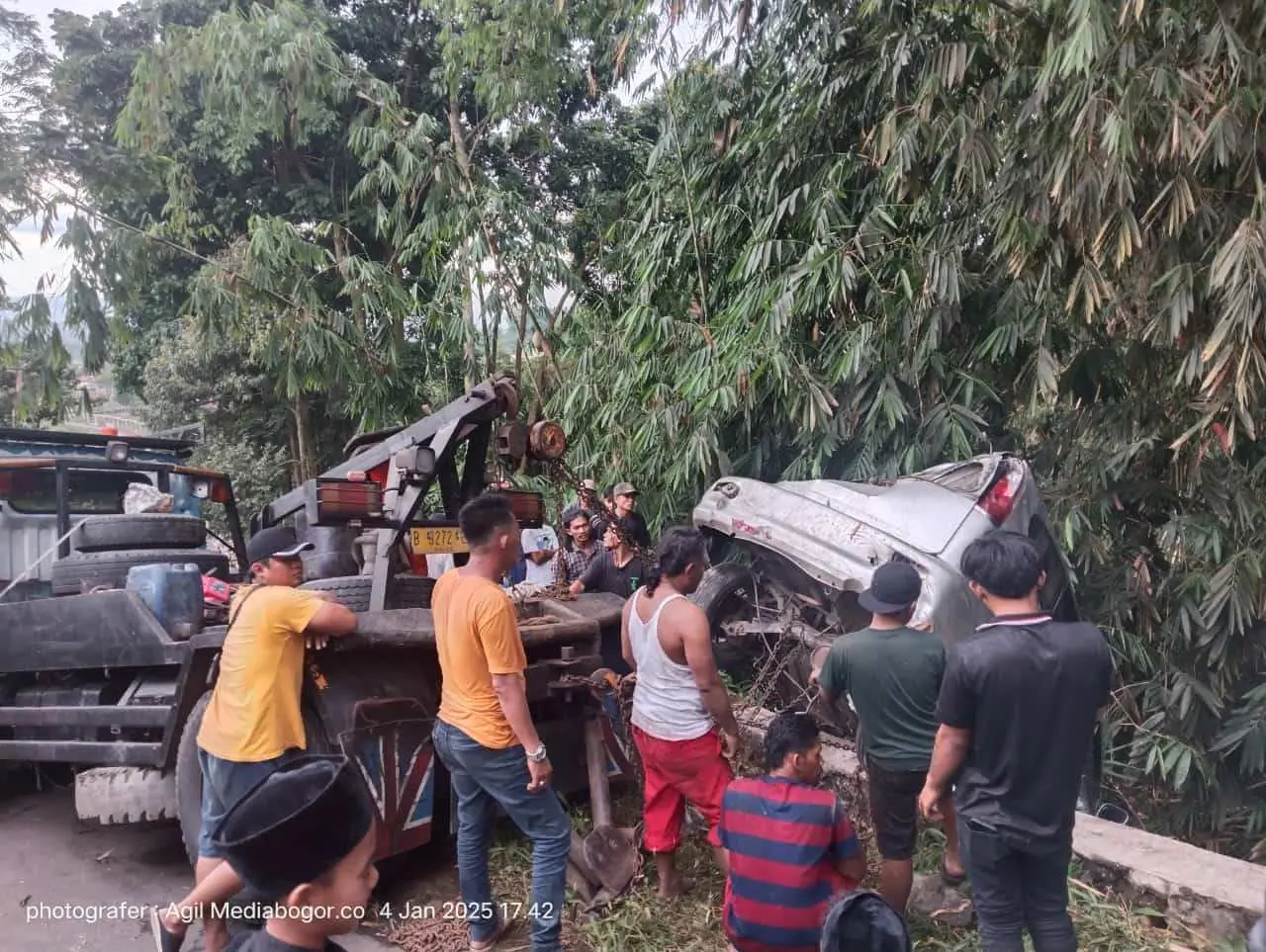 Evakuasi Mobil Masuk Jurang 10 Meter di Pamijahan Berlangsung Dramatis