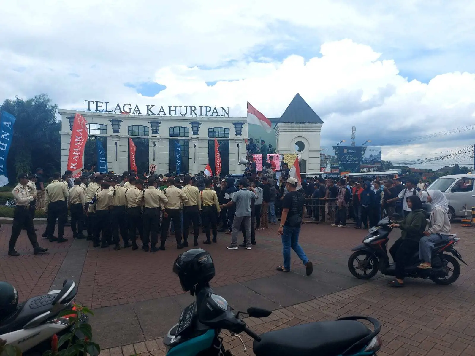 Sengketa Lahan di Telaga Kahuripan: Warga Unjuk Rasa, Tuntut Keadilan dan Transparansi