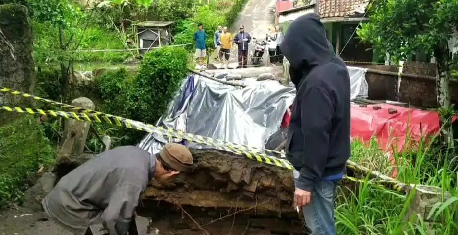 Jembatan Penghubung Dua Desa di Cigombong Ambruk, Akses Warga Terputus