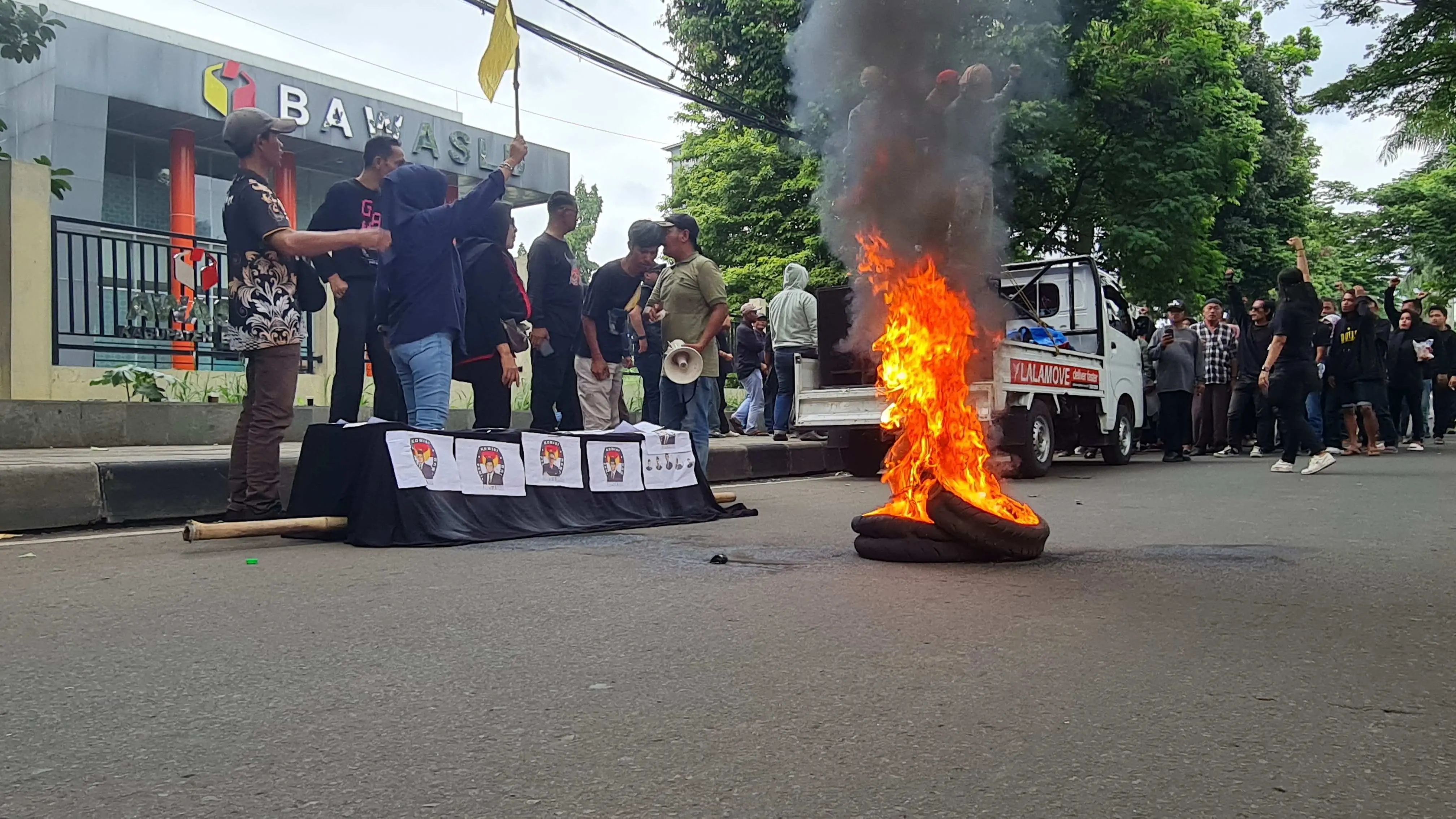 Ratusan Warga Gelar Aksi Demo di Kantor Bawaslu kabupaten Bogor, Tuntut Transparansi dan Keadilan Pilkada  