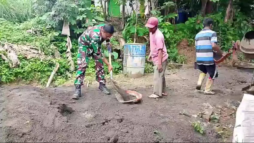 Gotong Royong Warga Sukamulya: Babinsa dan Masyarakat Bangun Jalan Desa