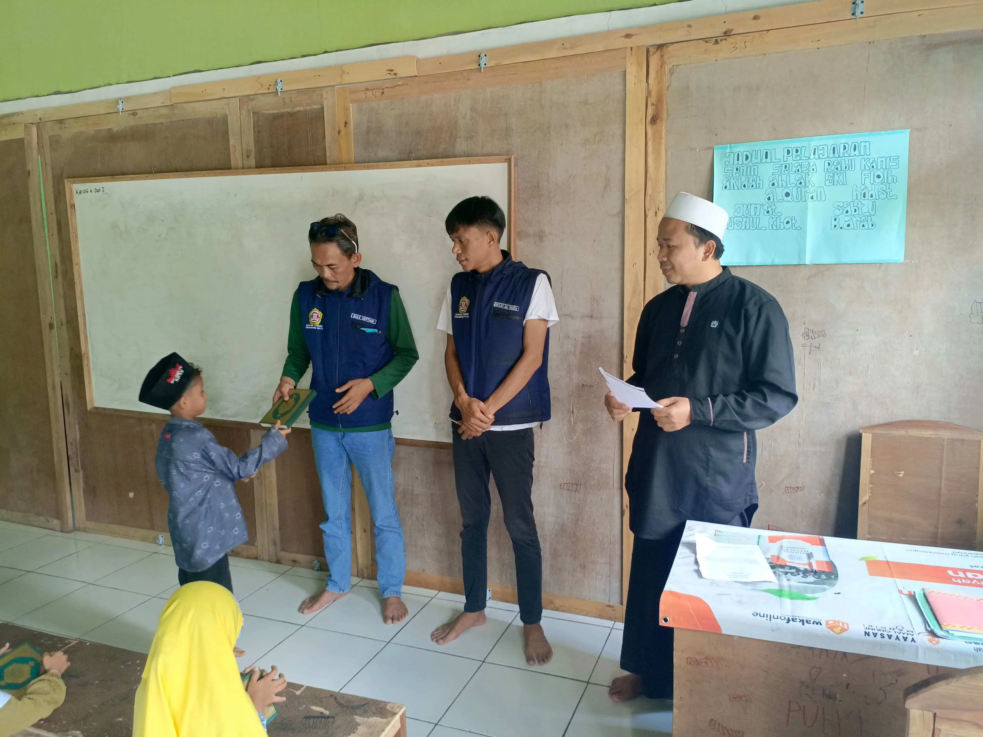 Karang Taruna Cigombong Wakafkan 50 Mushaf Al-Qur'an untuk Madrasah Diniyah At Tibyan