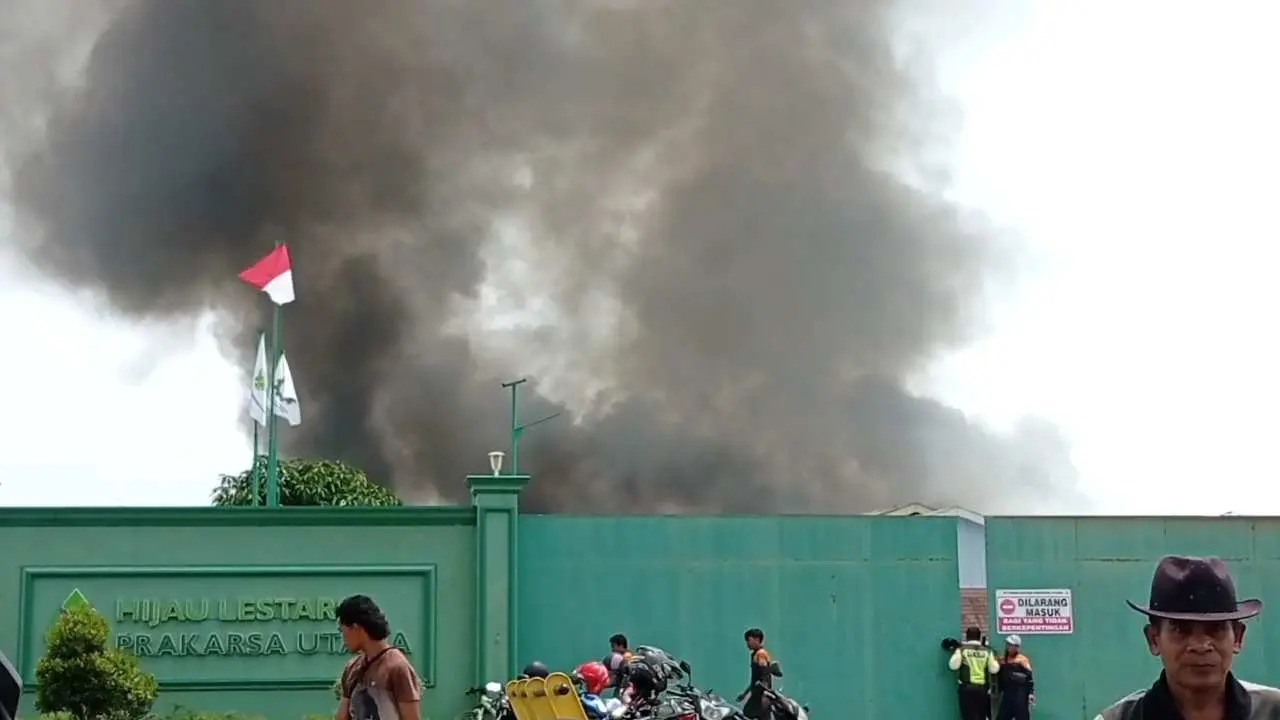 Kebakaran Hebat Landa Pabrik Limbah PT Hijau Lestari di Jonggol, Beberapa Karyawan Terluka
