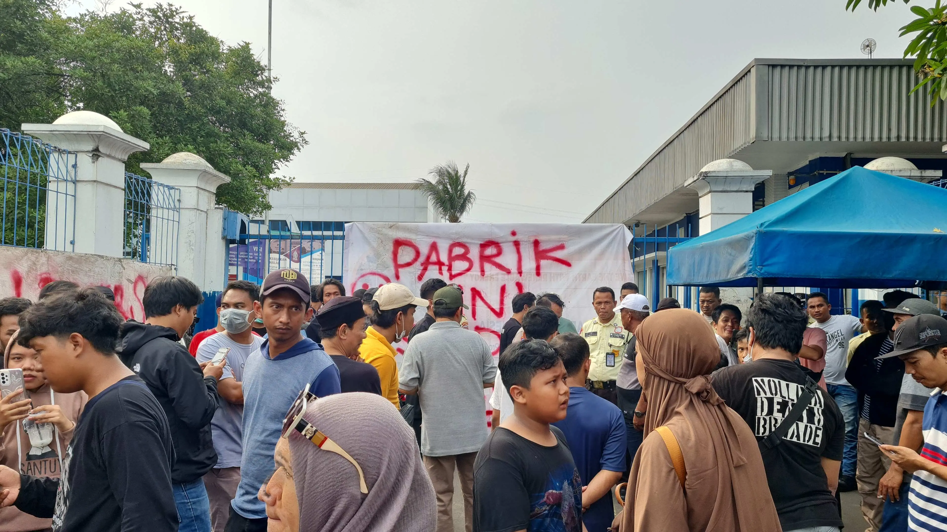 Sulit Mendapatkan Pekerjaan di PT Darya Varia, Puluhan Warga Menggelar Aksi Demo