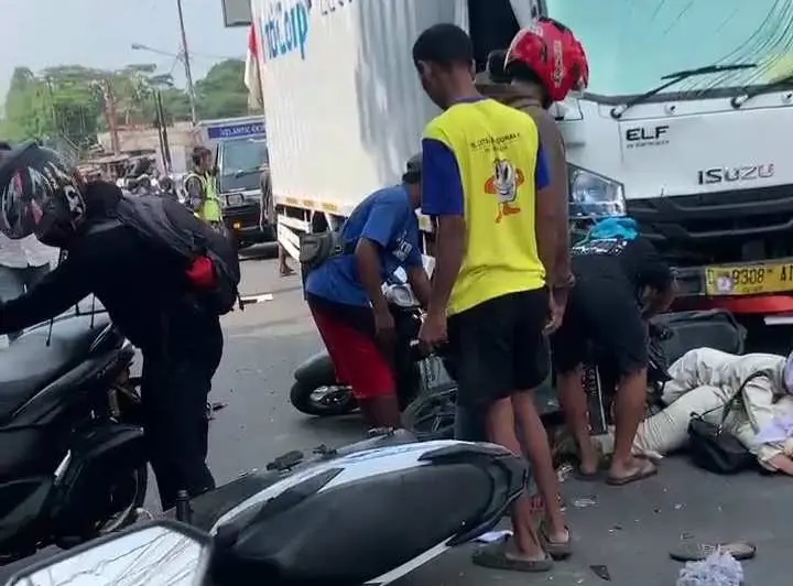 Kecelakaan di Jonggol, Sopir Truk Tabrak 6 Motor yang Dikendarai Pelajar
